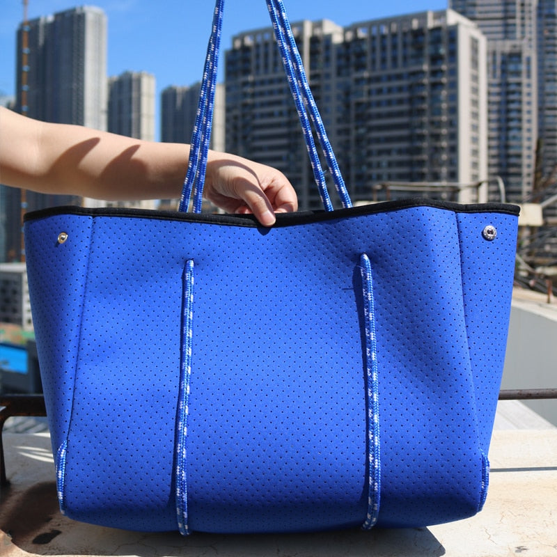 Luxurious shoulder bag made of breathable fabric