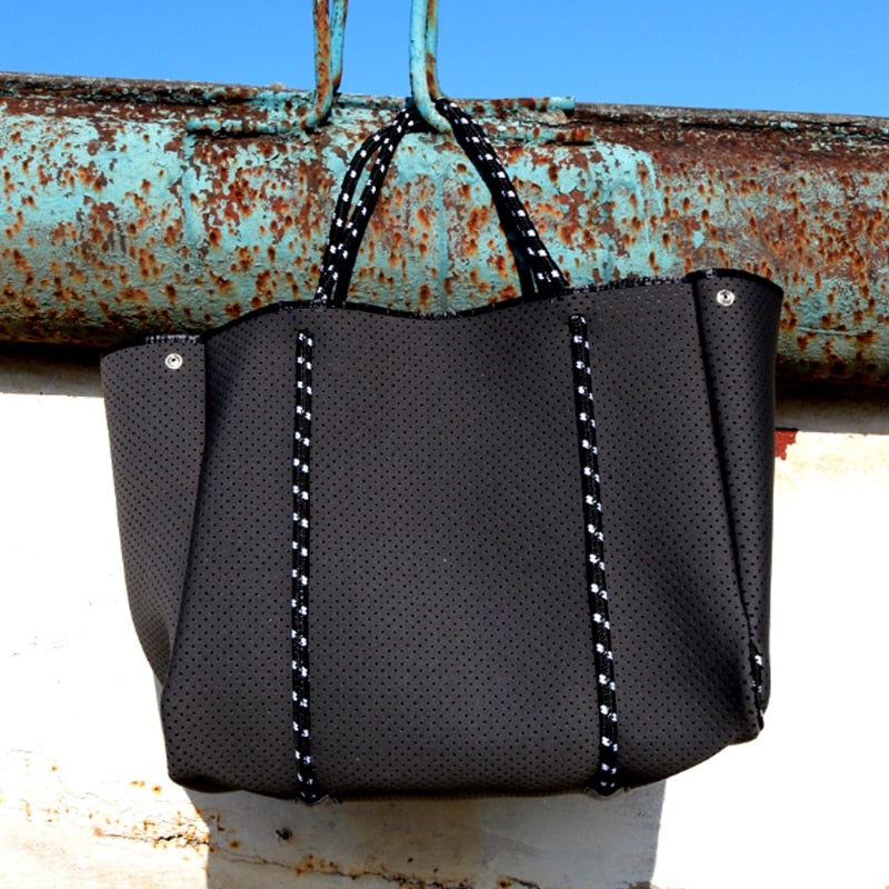 Luxurious shoulder bag made of breathable fabric