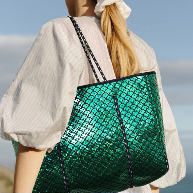 Luxurious shoulder bag made of breathable fabric