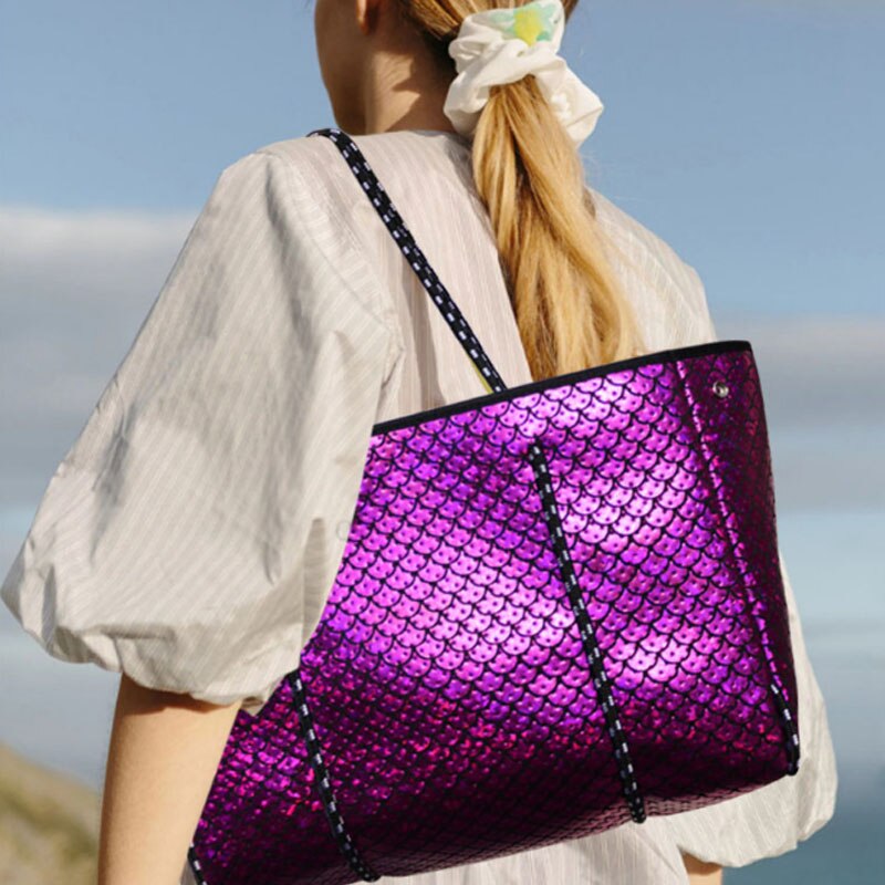 Luxurious shoulder bag made of breathable fabric