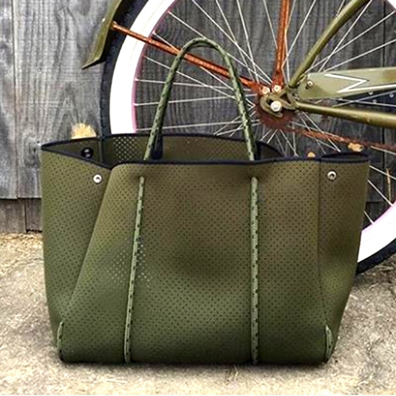 Luxurious shoulder bag made of breathable fabric
