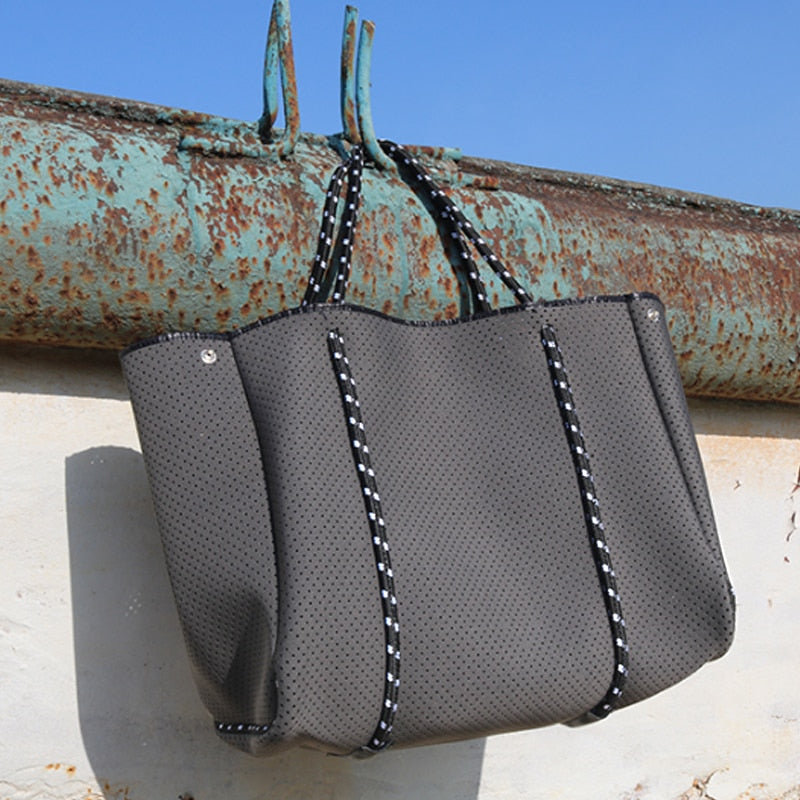 Luxurious shoulder bag made of breathable fabric
